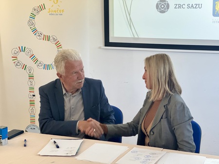 Stisk rok za uspešno čezmejno sodelovanje.